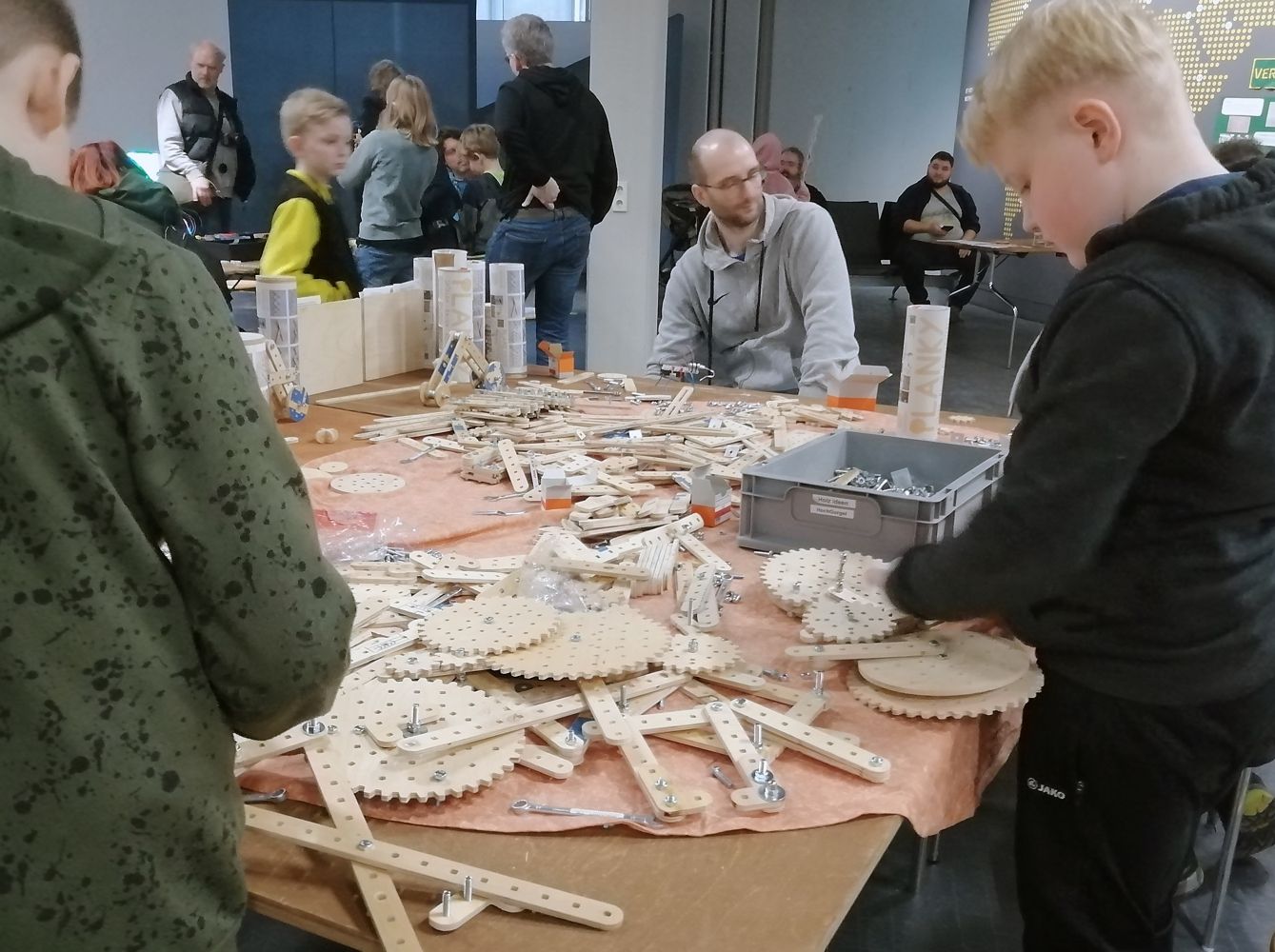 Kreatives Chaos auf dem PLANKY-Tisch